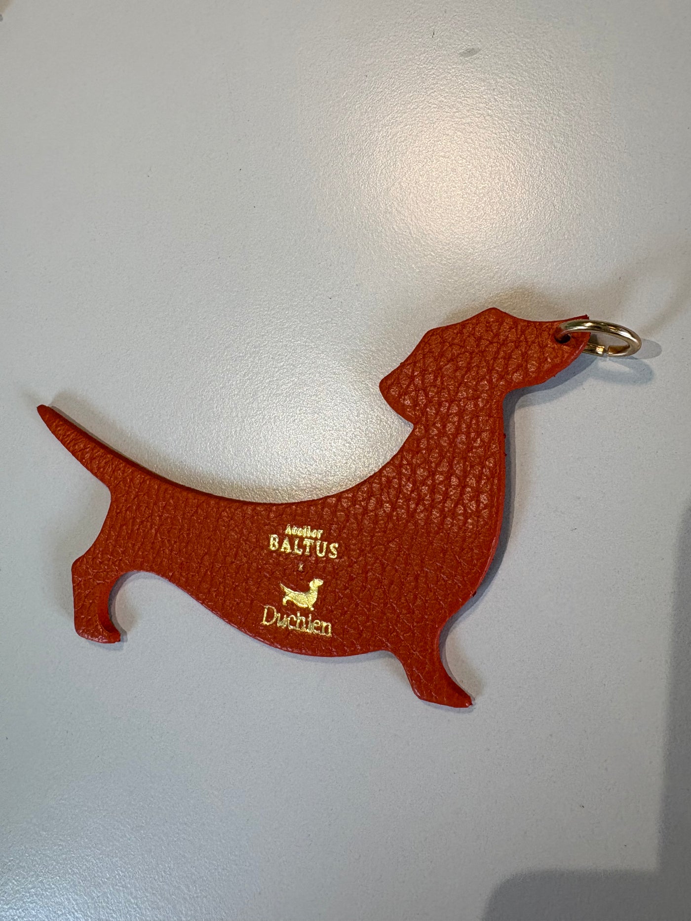 Charm, porte clé en cuir de vachette pleine fleur à tannage végétal - Teckel Preppy Orange