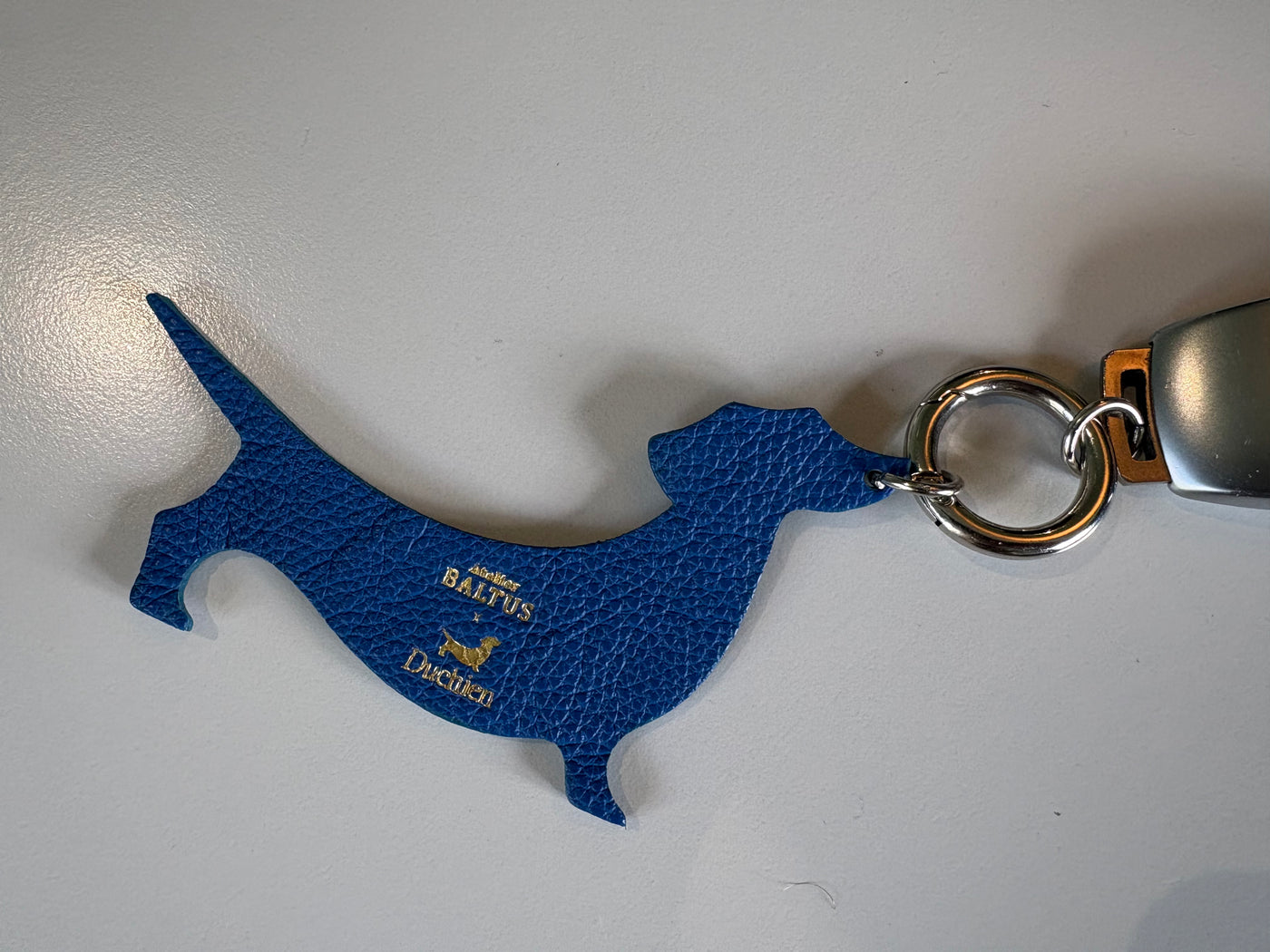 Charm, porte clé en cuir de vachette pleine fleur à tannage végétal - Teckel Electric Blue